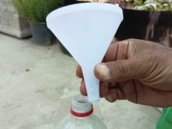 Plastic funnel / peep